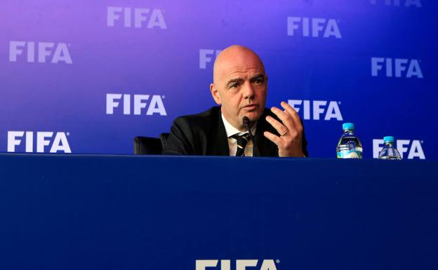 Infantino da una rueda de prensa. 