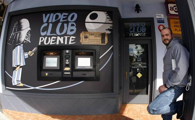 Julián Bárcena Ruiz, frente a la fachada de su videoclub Puente.