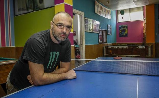 Alejandro González, en el centro de menores que dirige en el El Zapatón (Torrelavega). ::