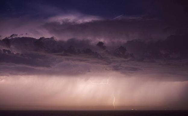 Imagen de archivo de una tormenta sobre Suances 