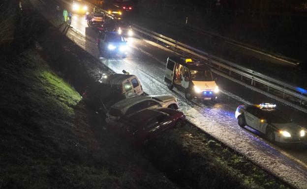 El granizo provoca una colisión múltiple en Mompía