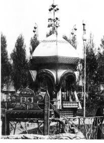 Imagen secundaria 2 - Arriba: Construcción del Puente de Santa Isabel, en Quijas// Fondo fotográfico Quijas. Abajo a la izquierda: Uno de los grabados de Campuzano. 24 aguafuertes. Del cantábrico. Abajo a la derecha:Kiosco diseñado por Antonio Gaudí para la princesa de Asturias (1881) // Fondo Correa 