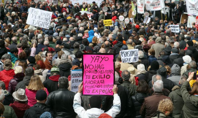 Madrid, Barcelona, Bilbao, San Sebastián, Vigo... protestan en las calles por el insuficiente alza del 0,25% y piden que estas ayudas se revaloricen en función del IPC