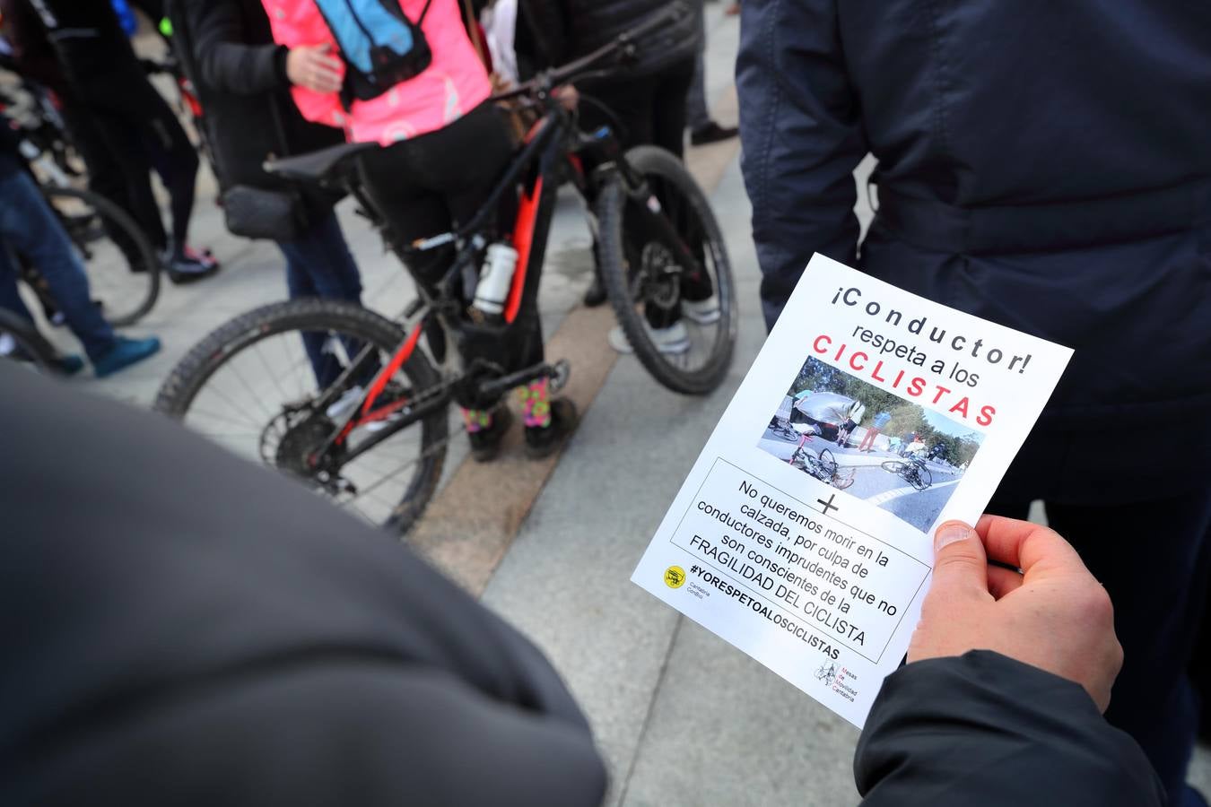 Fotos: Concentración en defensa de los ciclistas celebrada en Cabezón de la Sal