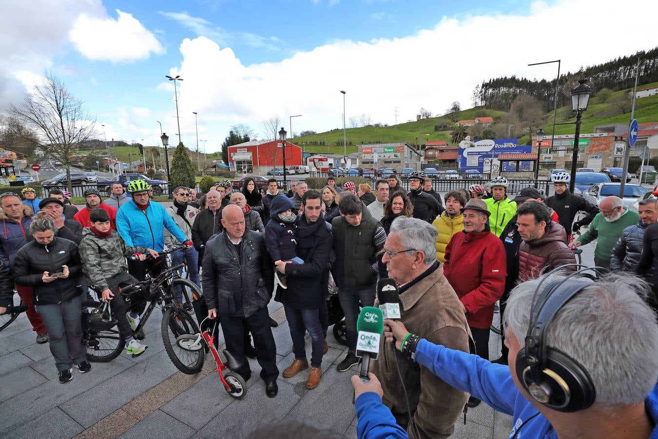 Fotos: Concentración en defensa de los ciclistas celebrada en Cabezón de la Sal