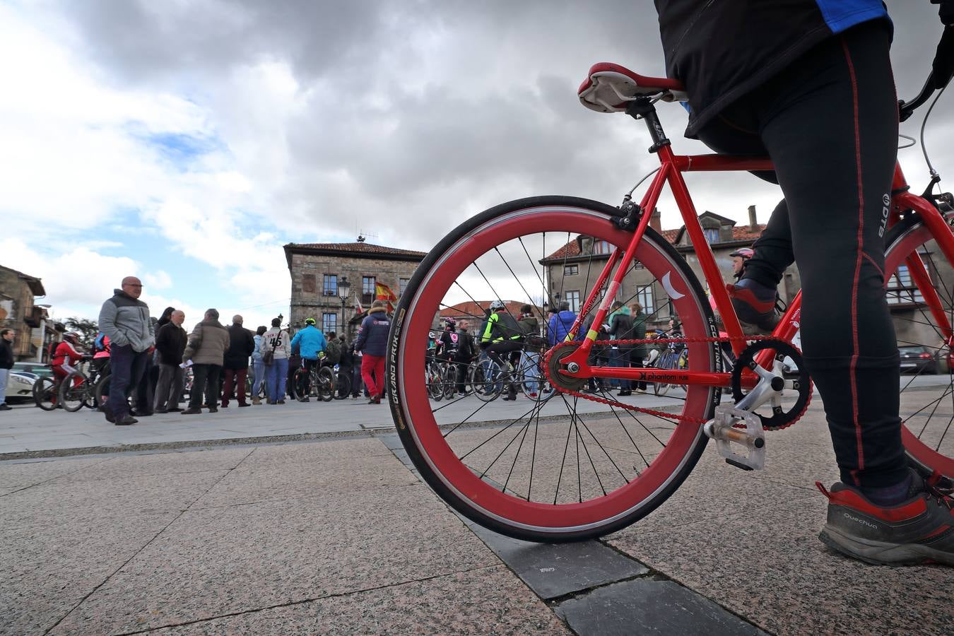 Fotos: Concentración en defensa de los ciclistas celebrada en Cabezón de la Sal