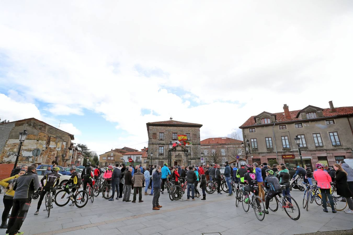 Fotos: Concentración en defensa de los ciclistas celebrada en Cabezón de la Sal