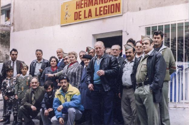 Año 1984. Imagen de antiguos legionarios y simpatizantes en los inicios de la Hermandad, frente al local que hoy siguen ocupando en la calle Cisneros. 