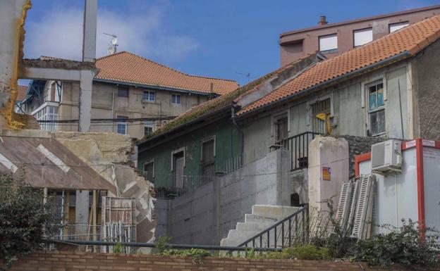 Obra que se está realizando actualmente en torno al edificio dañado.