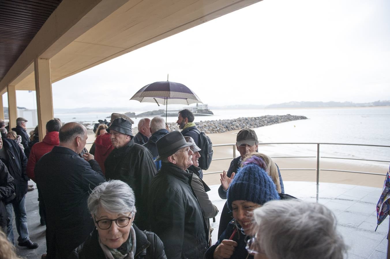 Decenas de personas se han subido este domingo a uno de los dos espigones que se están construyendo para la estabilización de la playa de la Magadalena de Santander para expresar su rechazo a la obra