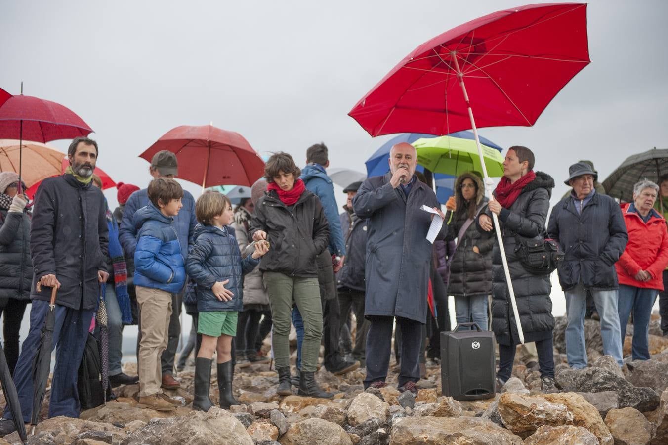 Decenas de personas se han subido este domingo a uno de los dos espigones que se están construyendo para la estabilización de la playa de la Magadalena de Santander para expresar su rechazo a la obra