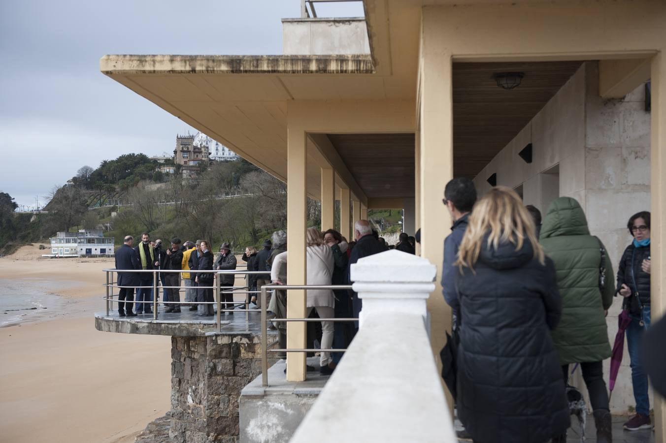 Decenas de personas se han subido este domingo a uno de los dos espigones que se están construyendo para la estabilización de la playa de la Magadalena de Santander para expresar su rechazo a la obra