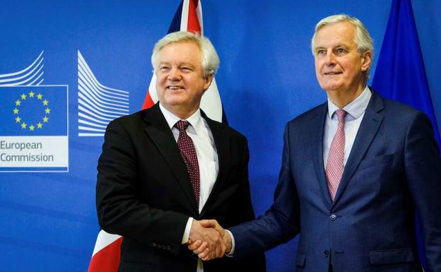 El jefe negociador de la UE para el 'Brexit', Michel Barnier (d), saluda al ministro para la salida del Reino Unido de la UE, David Davis. 