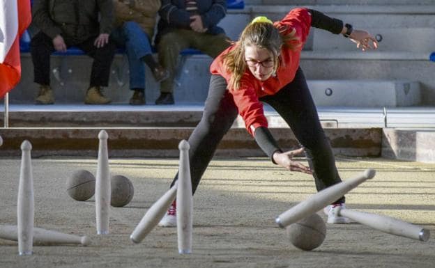 La bolista Iris Cagigas, al birle en plena competición. 