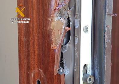 Imagen secundaria 1 - Puertas reventadas por los detenidos en los dos intentos de robo.