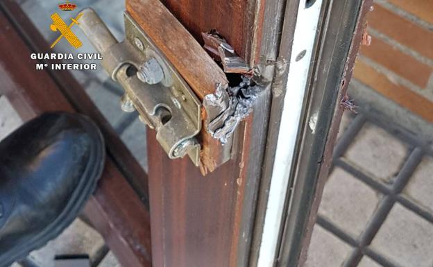 Una de las puertas reventadas por los detenidos.