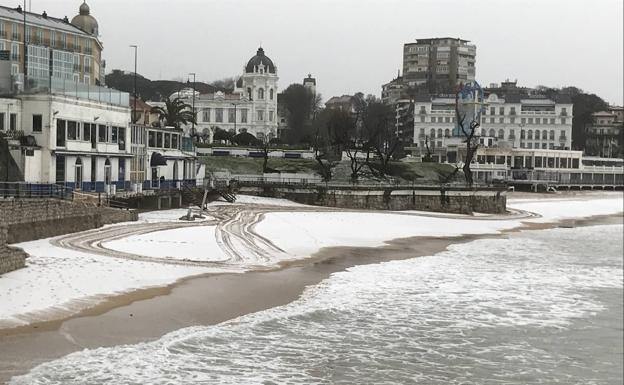 La playa de El Sardinero, cubierta por una capa de granizo.