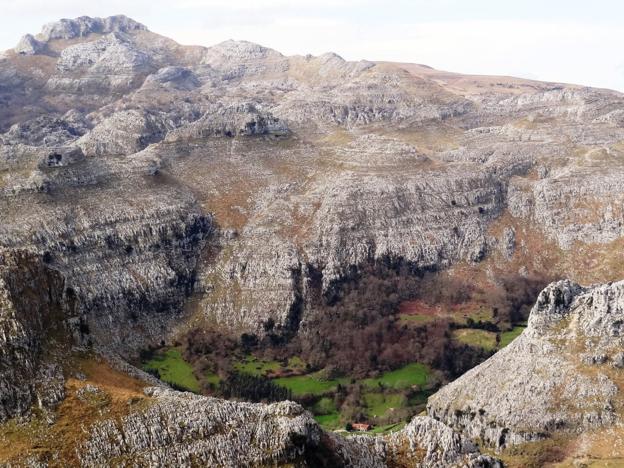 Mortesante y las montañas de Miera, que tantas veces dieron cobijo a los escondidos.