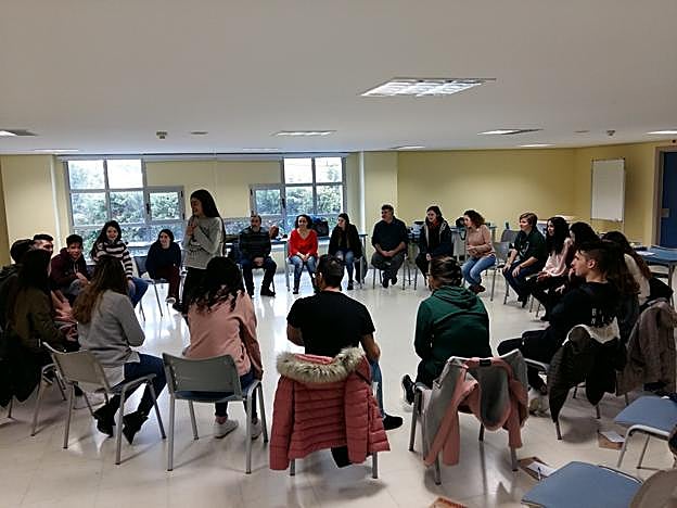 Los jóvenes están aprendiendo técnicas y juegos para entrener y orientar a niños. :: dm