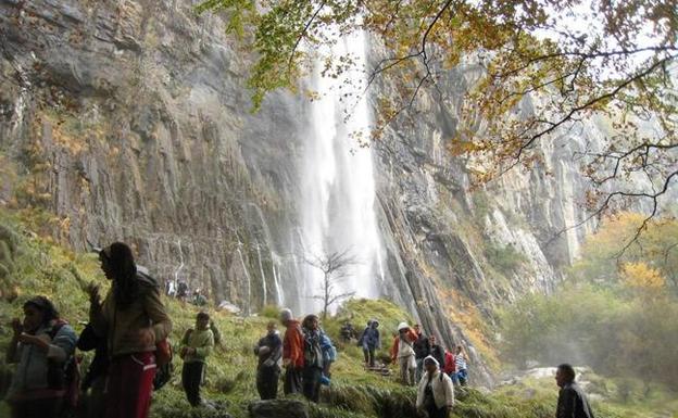 La cascada del río Asón en Soba, un lugar que cada año recorren numerosos curiosos y amantes de la naturaleza.