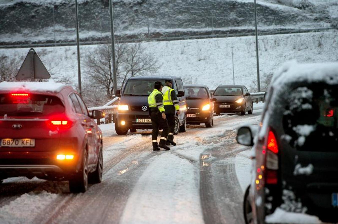 Un nuevo temporal de nieve está provocando incidencias en varias carreteras. Además, varios colegios han suspendido las clases. 