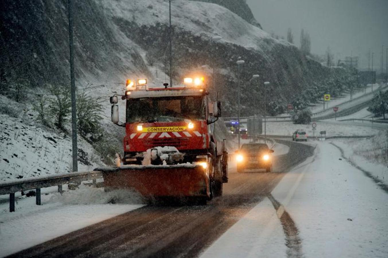 Un nuevo temporal de nieve está provocando incidencias en varias carreteras. Además, varios colegios han suspendido las clases. 