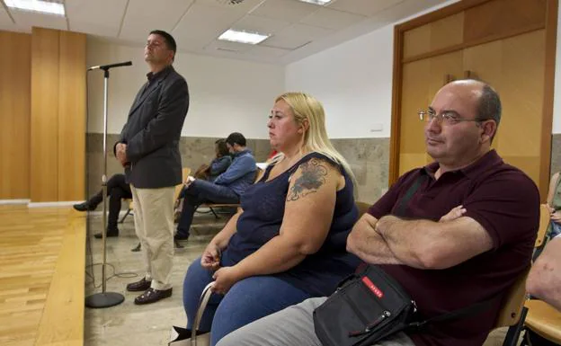 Jimena González y Marcelo Campos, durante el juicio por la venta de palés, en el que fueron absueltos.