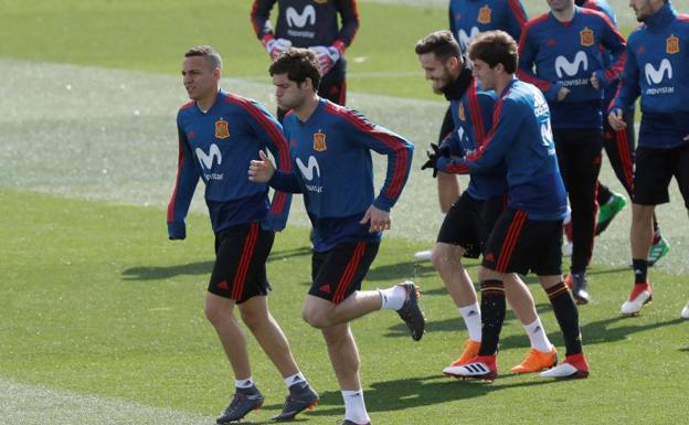 Marcos Alonso (2 i), en un entrenamiento con la selección española. 