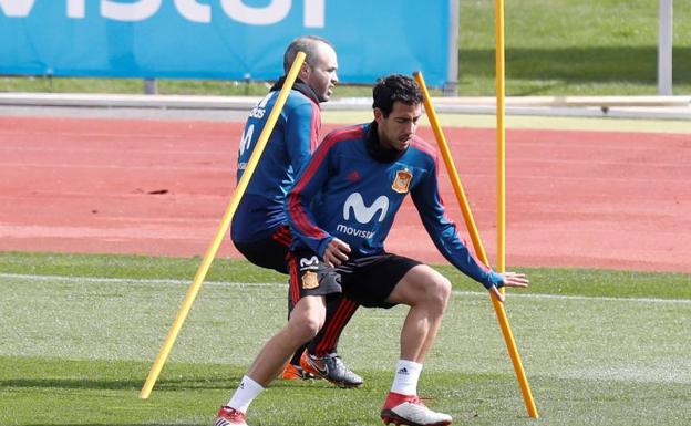 Iniesta y Parejo, durante la sesión de este martes en la Ciudad del Fútbol de Las Rozas. 