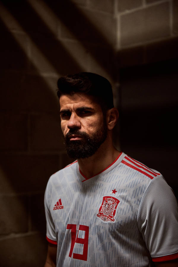 Adidas ha hecho oficial la segunda equipación que lucirá España en el Mundial de Rusia 2018, de un color azul claro en una camiseta que en sus tonos hace un homenaje a la segunda de la Eurocopa 2012 conquistada en Kiev.