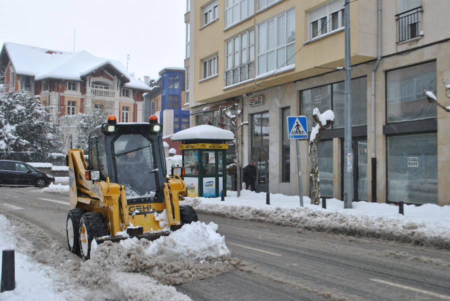 Un nuevo temporal de nieve está provocando incidencias en varias carreteras. Además, varios colegios han suspendido las clases. 