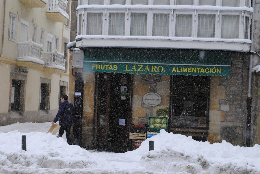 Un nuevo temporal de nieve está provocando incidencias en varias carreteras. Además, varios colegios han suspendido las clases. 