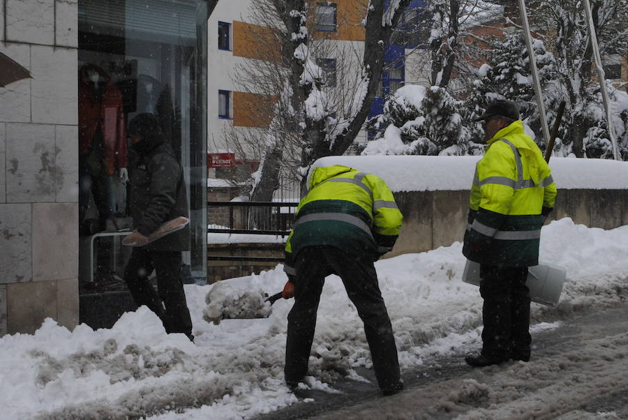 Un nuevo temporal de nieve está provocando incidencias en varias carreteras. Además, varios colegios han suspendido las clases. 