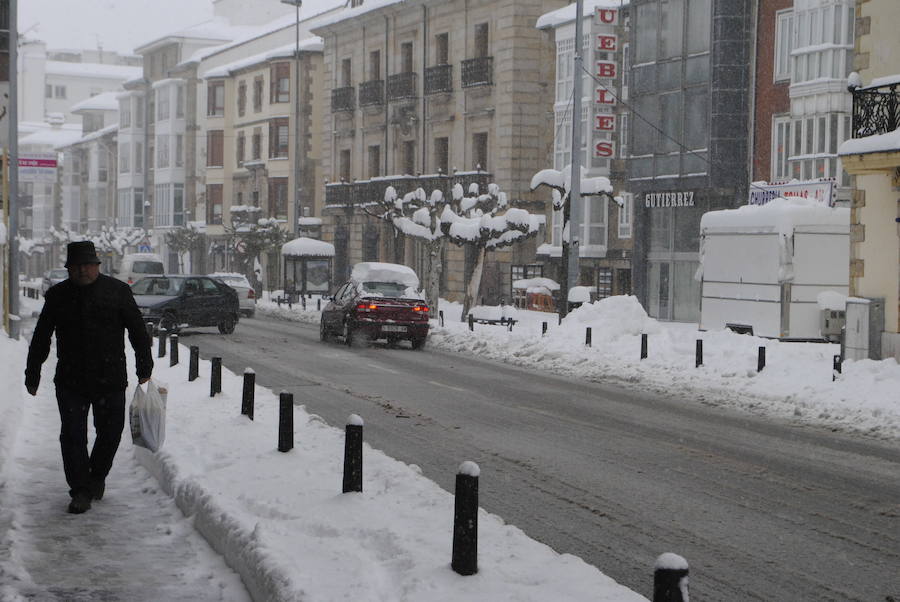 Un nuevo temporal de nieve está provocando incidencias en varias carreteras. Además, varios colegios han suspendido las clases. 