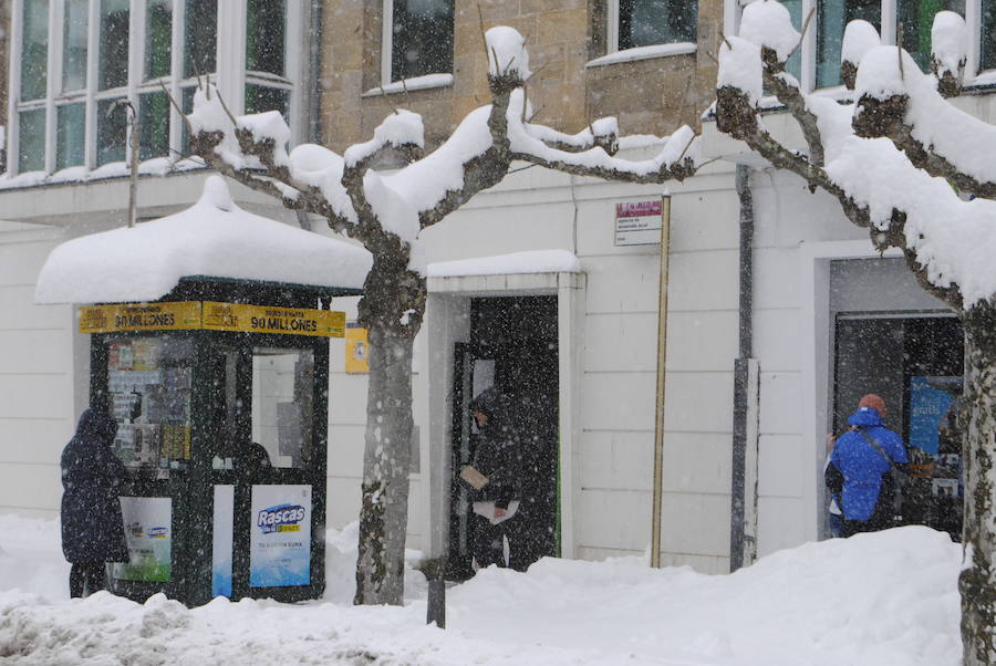 Un nuevo temporal de nieve está provocando incidencias en varias carreteras. Además, varios colegios han suspendido las clases. 