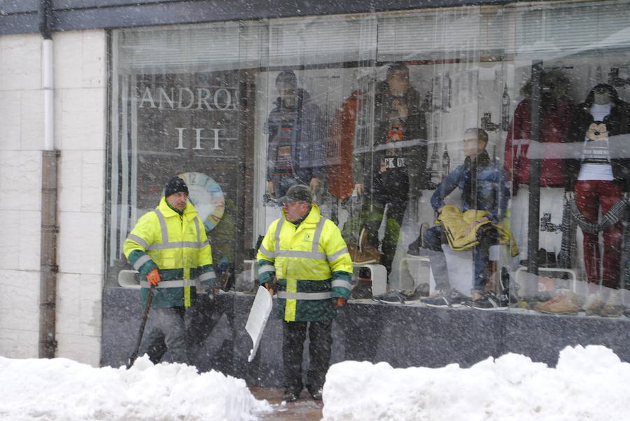 Un nuevo temporal de nieve está provocando incidencias en varias carreteras. Además, varios colegios han suspendido las clases. 