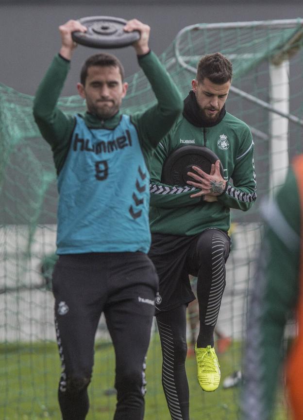 Antonio Tomás y Borja Granero se ejercitan durante una sesión de entrenamiento. 