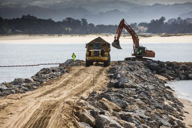 Las máquinas continuaban ayer con la controvertida construcción del dique que separa la playa de La Magdalena de Bikini. 