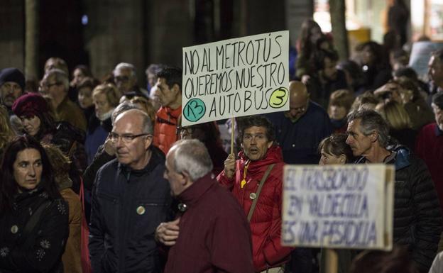 La pasada semana se celebró la segunda manifestación en contra del MetroTUS y la Plataforma Transporte Santander anuncia más movilzaciones si los cambios propuestos por el Ayuntamiento no convencen a los vecinos.