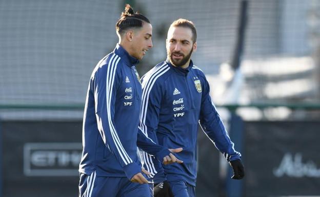 Gonzalo Higuaín, junto a Funes Mori, en la concentración de la selección argentina. 