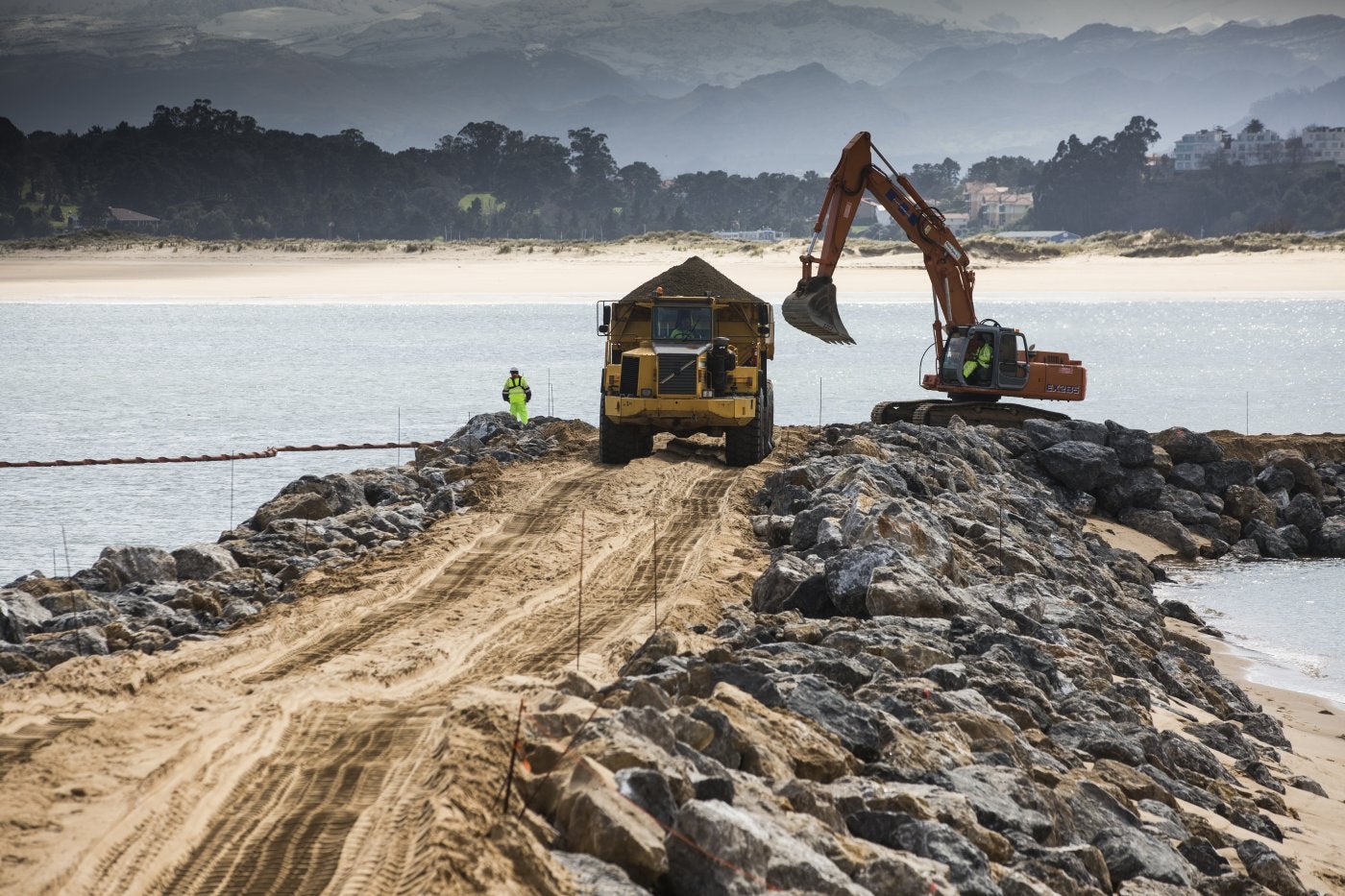 Imagen de la construcción de uno de los diques.