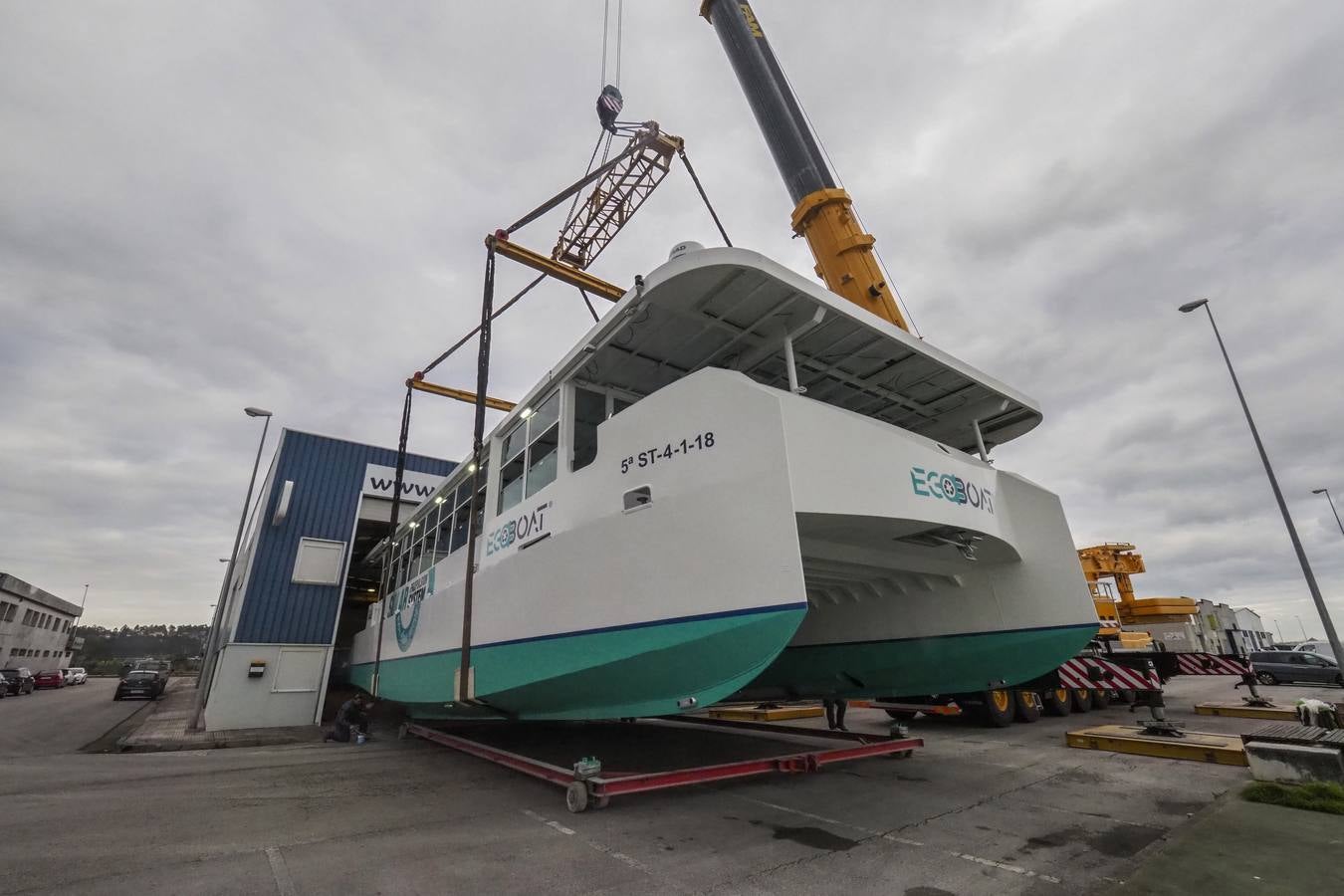 Fotos: Botado el primer barco de Europa que navega con energía solar