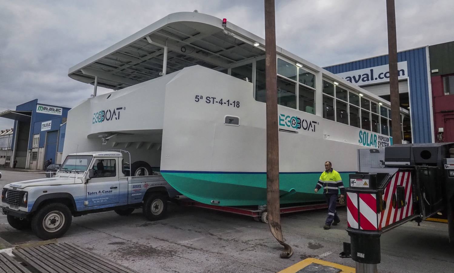 Fotos: Botado el primer barco de Europa que navega con energía solar