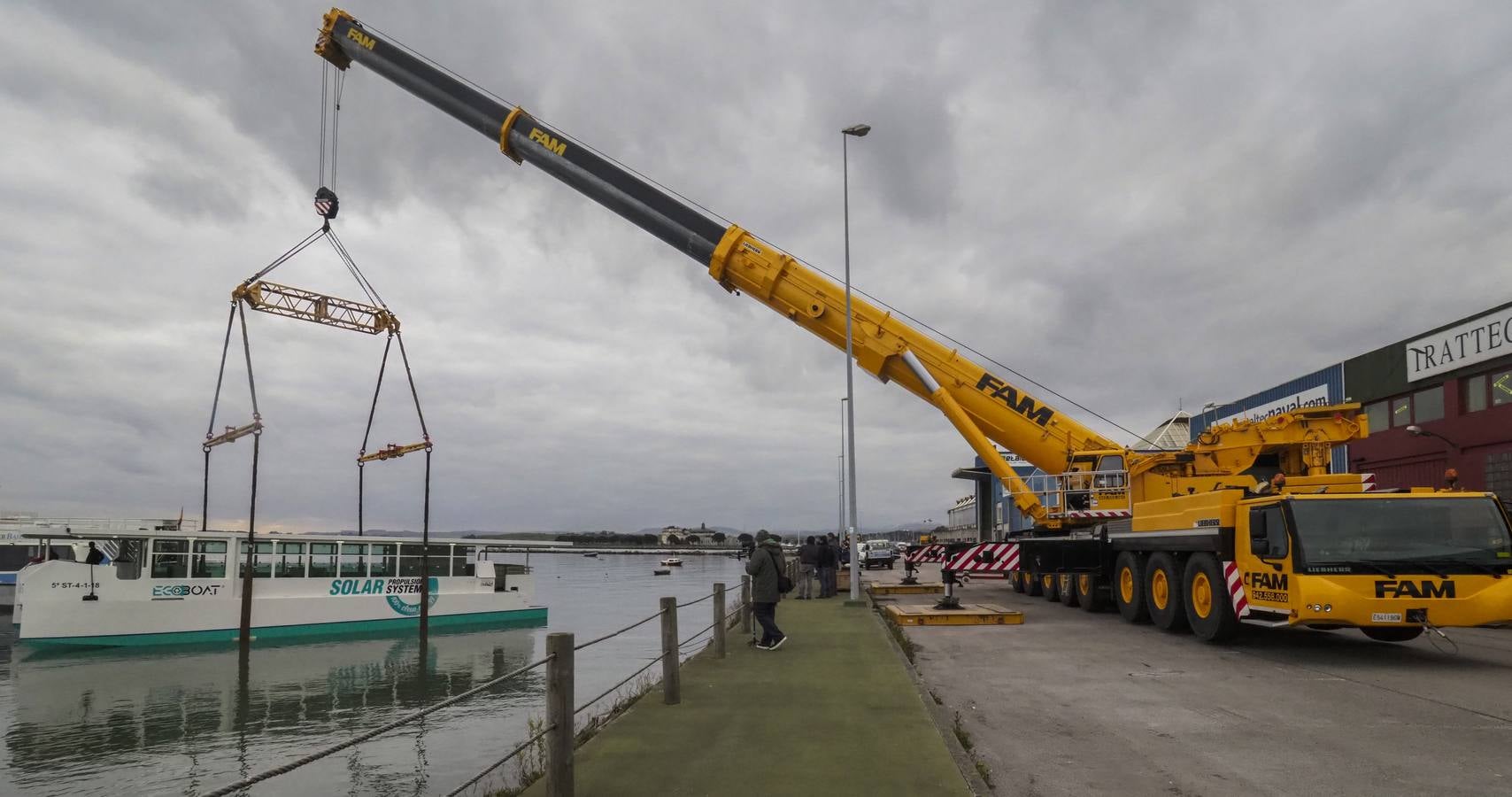 Fotos: Botado el primer barco de Europa que navega con energía solar