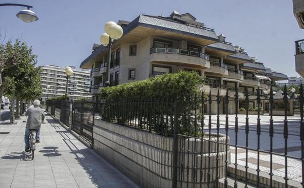 Los vecinos del Tenis de Laredo alertan del riesgo de derribar parte del edificio