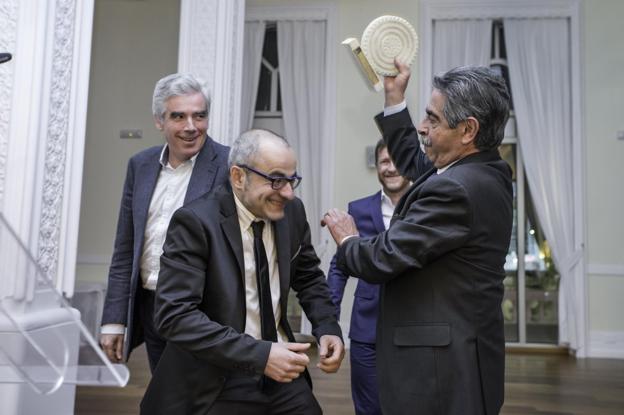 Revilla amaga con golpear a Ansola con el premio. No es una viñeta, pero perfectamente pudiera serlo.