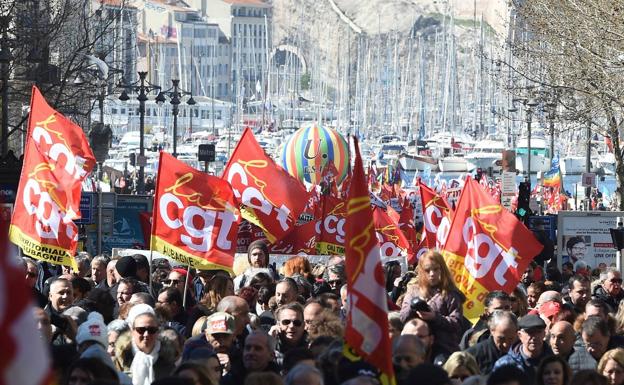 Imagen principal - Cancelados los dos vuelos con Berlín por la huelga de transportes en Francia