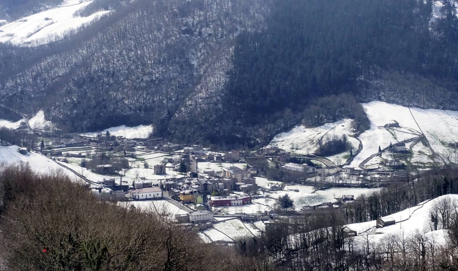 Los temporales de las últimas semanas han transformado los paisajes del interior de la región, que aparecen cubiertos por una espesa capa de nieve.