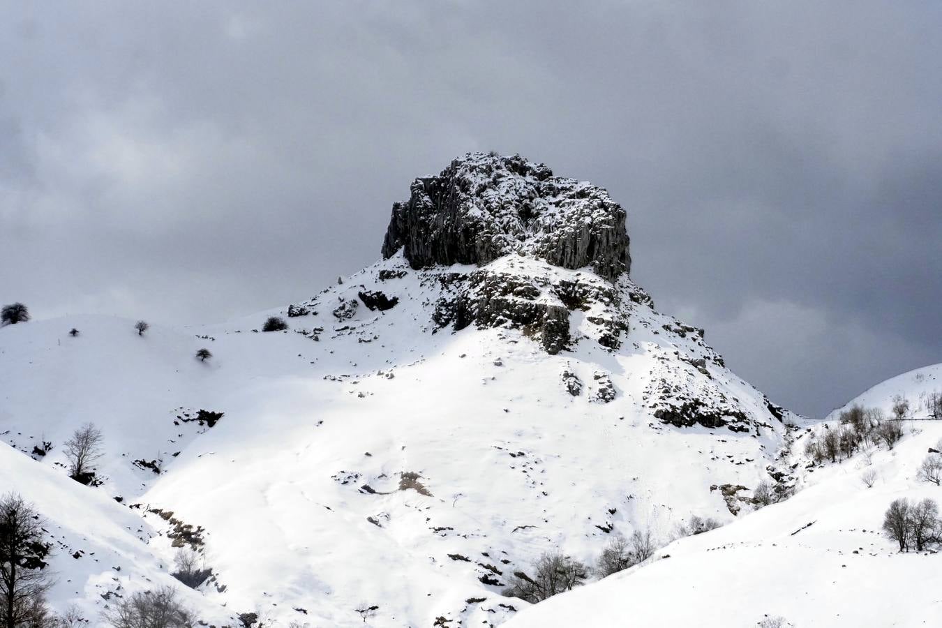 Los temporales de las últimas semanas han transformado los paisajes del interior de la región, que aparecen cubiertos por una espesa capa de nieve.