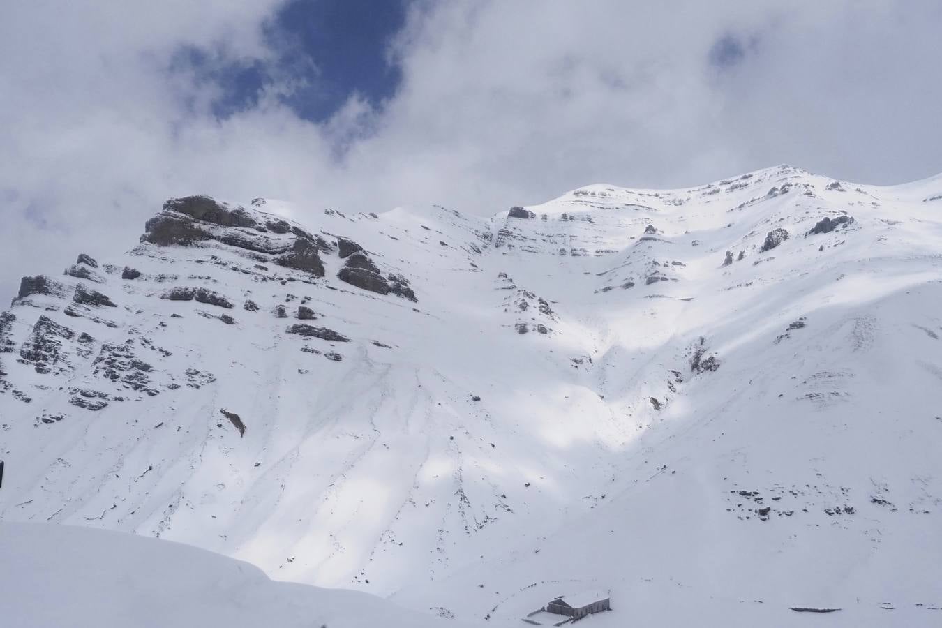 Los temporales de las últimas semanas han transformado los paisajes del interior de la región, que aparecen cubiertos por una espesa capa de nieve.